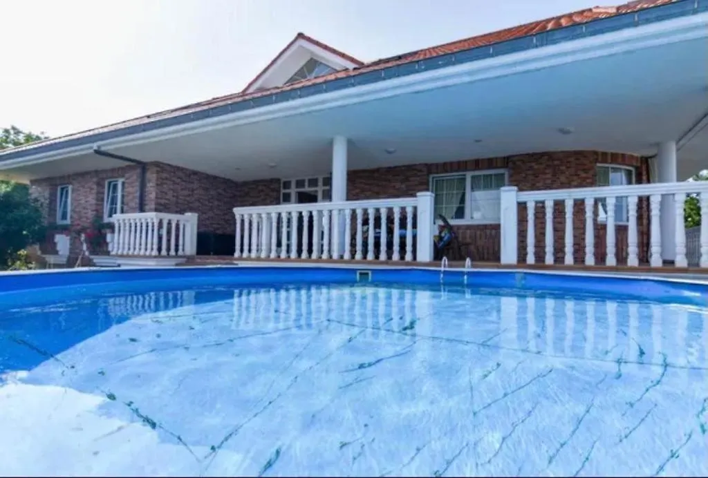 Villa Tranquila Con Piscina Y Jardin 